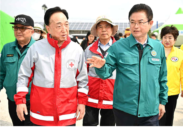 김철수 대한적십자사 회장(왼쪽)이 이철우 경북지사와 함께 지난 30일 경상북도 안동 영덕체육관에 설치된 이재민 대피소를 방문해 이재민 지원 현황을 살피고 있다. 대한적십자사 제공