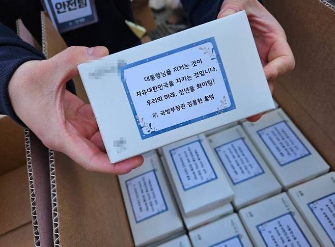 [서울=뉴시스] 2025년 3월 29일 사회관계망서비스(SNS)에 올라온 김용현 떡 인증 사진.(사진=엑스 옛 트위터 갈무리) *재판매 및 DB 금지 /사진=뉴시스