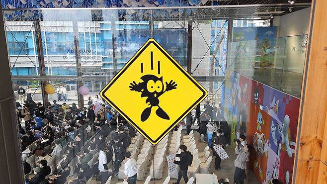 2층으로 올라가는 난간, 조심하라는 센스를 보라