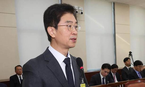 김봉식 전 서울경찰청장이 지난 12월5일 서울 여의도 국회에서 윤석열 대통령의 비상계엄 선포·해제 경위와 관련 현안 질의를 위해 열린 행정안전위원회 전체회의에서 업무보고를 하고 있다. 연합뉴스