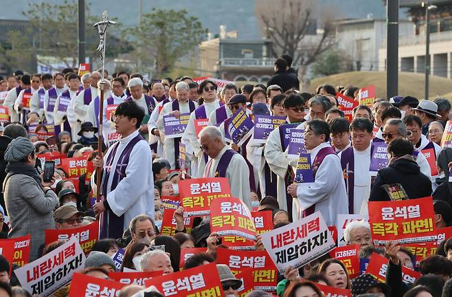31일 서울 종로구 열린송현녹지광장에서 천주교정의구현전국사제단 주최로 열린 \'윤석열에 대한 헌법재판소의 조속한 파면선고를 촉구하는 시국미사\'에서 신부님들이 줄지어 입장하고 있다. 연합뉴스