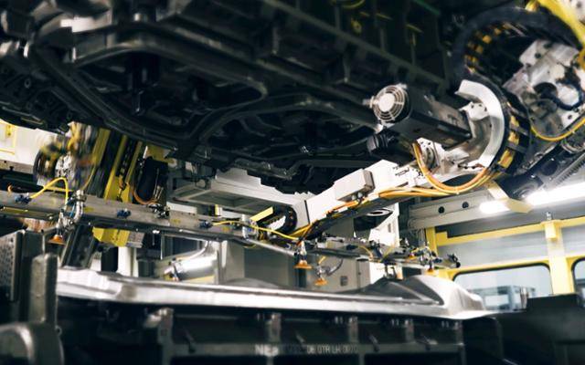 현대차그룹의 신공장 미국 조지아주 'HMGMA'의 프레스 공정에 투입된 로봇이 차량용 강판을 부품 모양에 맞게 찍어내고 있다. 현대차그룹 제공