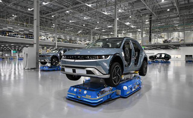 현대차그룹의 신공장 미국 조지아주 'HMGMA' 의장 공정에서 문짝 조립을 위해 '운반 로봇'으로 이동 중인 현대차 전기차 아이오닉5. 현대차그룹 제공