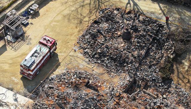 29일 경북 의성군 고운사 경내 전각이 산불에 전소돼 잔해만 남아있다. 그 위로 동종이 덩그러니 놓여있다. 의성=연합뉴스