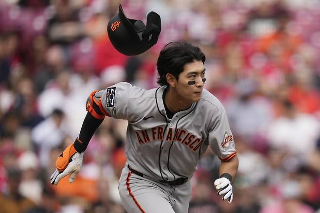 <yonhap photo-1795="">31일(한국시간) 신시내티전 8회 내야 안타 때 헬멧이 벗겨질 정도로 뛰는 이정후의 모습. [AP=연합뉴스]</yonhap>