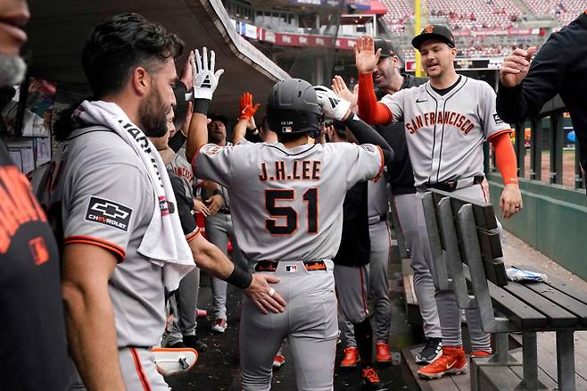 <yonhap photo-1392=""> CINCINNATI, OHIO - MARCH 30: Jung Hoo Lee #51 of the San Francisco Giants celebrates with teammates in the dugout after scoring on a home run hit by Matt Chapman #26 during the sixth inning of a baseball game against the Cincinnati Reds at Great American Ball Park on March 30, 2025 in Cincinnati, Ohio. Jeff Dean/Getty Images/AFP (Photo by Jeff Dean / GETTY IMAGES NORTH AMERICA / Getty Images via AFP)/2025-03-31 05:49:04/ <저작권자 ⓒ 1980-2025 ㈜연합뉴스. 무단 전재 재배포 금지, AI 학습 및 활용 금지></yonhap>