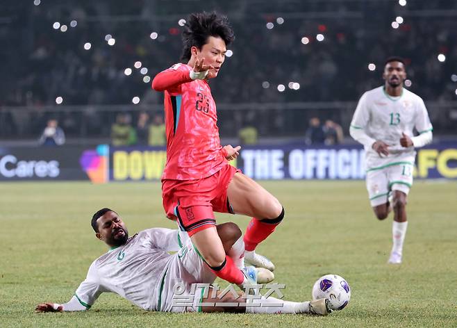 2026 FIFA 북중미 월드컵 아시아지역 3차 예선 B조 조별리그 7차전 대한민국과 오만의 경기가 20일 오후 경기 고양시 고양종합운동장에서 열렸다. 후반 오현규가 상대의 백태클에 걸려 넘어지고 있다. 고양=김민규 기자 mgkim1@edaily.co.kr /2025.03.20/
