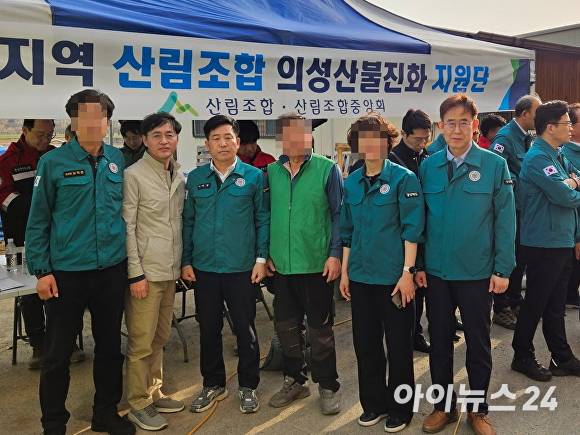 서석영 경북도의원(왼쪽 세번째)과 동료의원이 의성 산불 현장에서 기념사진을 찍고 있다.  [사진=서석영 의원 페이스북]