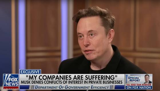 일론 머스크 테슬라 최고경영자(CEO)가 29일(현지시간) 방영된 폭스뉴스 인터뷰에서 진행자 질문에 답하고 있다. 사진 폭스뉴스 홈페이지 캡처