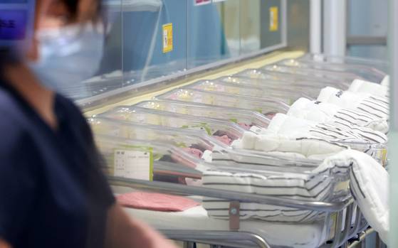 지난달 26일 인천 미추홀구 한 산부인과 병원에서 간호사가 신생아들을 돌보고 있다. 뉴스1