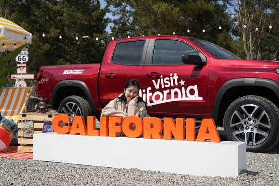 쉐보레 ‘콜로라도’와 해변 용품으로 꾸민 ‘로드트립 베이스캠프 포토존’. 사진 캘리포니아 관광청