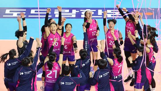 챔피언결정 1차전에서 3-0으로 완승한 뒤 기뻐하는 흥국생명 선수들. 연합뉴스