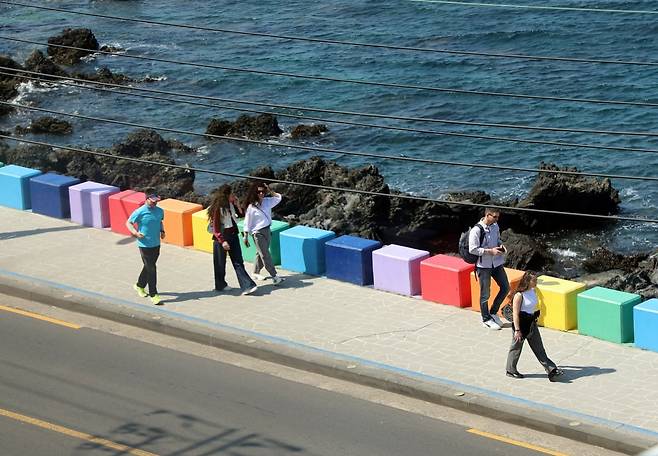 제주시 도두해안도로에서 관광객들이 산책을 하고 있다. 사진=뉴스1