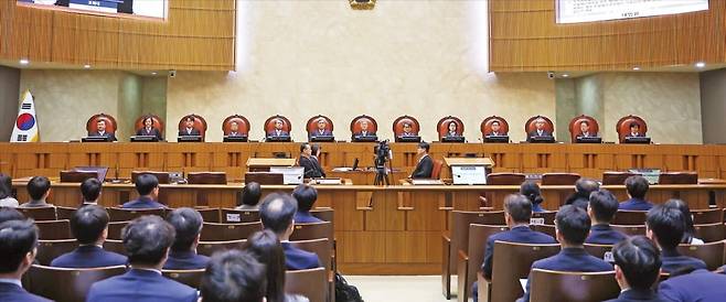 대법관들이 지난해 12월 19일 서울 서초동 대법원 대법정에서 통상임금 등과 관련된 전원합의체 선고를 위해 참석해 있는 모습. 연합뉴스