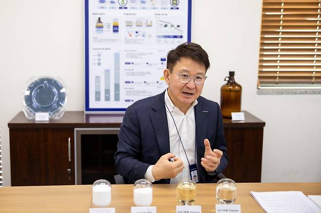 정회식 삼양엔씨켐 대표가 31일 경기도 동탄 삼양엔씨켐 본사에서 본지를 만나 회사의 성장 전략에 대해 이야기하고 있다.  /삼양엔씨켐 제공