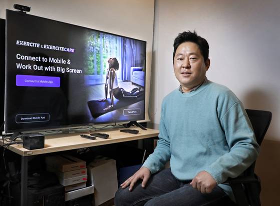 iPixel founder and CEO Lee Sang-soo gives an interview with the Korea JoongAng Daily at the tech startup's office in Gangnam District, southern Seoul, on March 24. [PARK SANG-MOON]