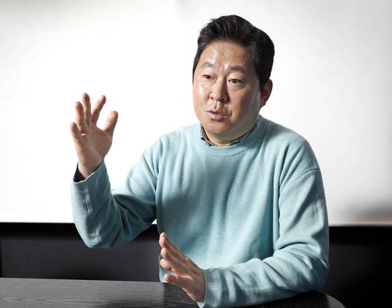 iPixel founder and CEO Lee Sang-soo talks with the Korea JoongAng Daily at the tech startup's office in Gangnam District, southern Seoul, on March 24. [PARK SANG-MOON]