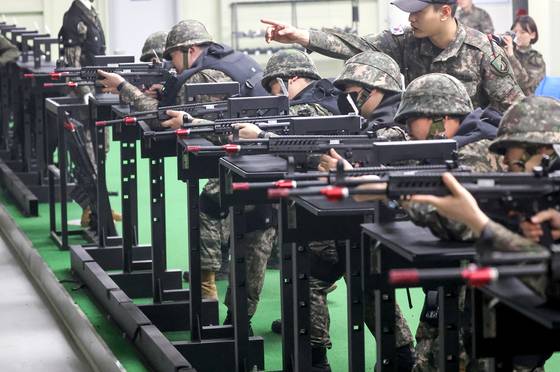 Reserve forces members train at the 51st Infantry Division in Hwaseong, Gyeonggi, on March 6. [YONHAP]