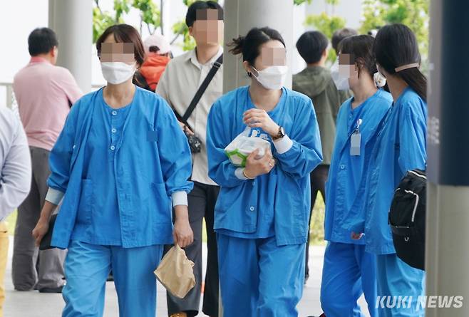 서울의 한 상급종합병원에서 간호사들이 이동하고 있다. 박효상 기자