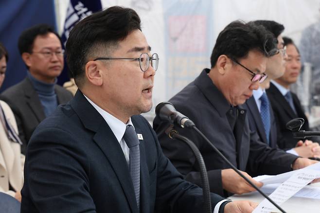 박찬대 더불어민주당 원내대표가 27일 서울 종로구 광화문 민주당 천막당사에서 열린 정책조정회의에서 발언하고 있다. 연합뉴스