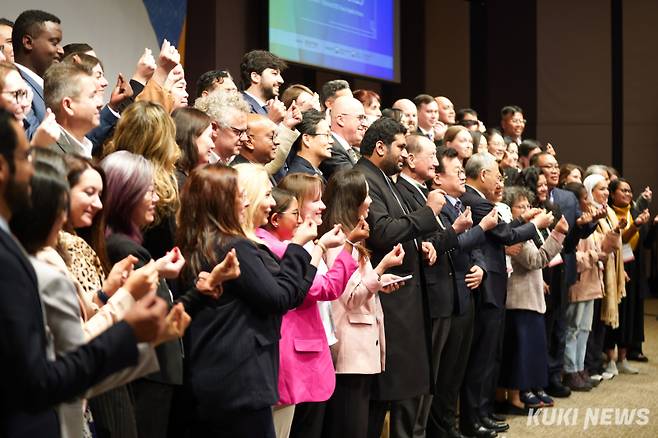 전 세계 52개국 62명의 기자들이 31일 서울 중구 프레스센터에서 열린 '2025 세계기자대회'에 참석해 기념사진을 촬영하고 있다.