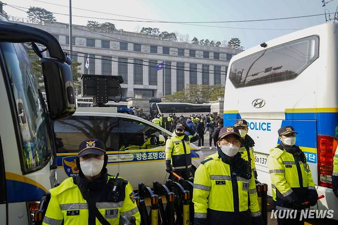 윤석열 대통령이 탄핵심판 변론에 직접 출석한 1월21일 오후 서울 종로 안국역 인근에서 윤 대통령 지지자들이 헌법재판소 인근으로 진입하기 위해 경찰과 대치하고 있다. 유희태 기자