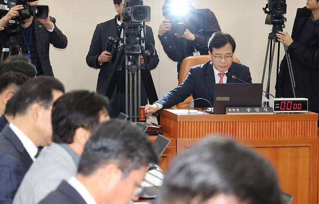 국민의힘 소속 송언석 위원장이 지난달 17일 국회에서 열린 기획재정위원회 전체회의에서 의사봉을 두드리고 있다. 연합뉴스