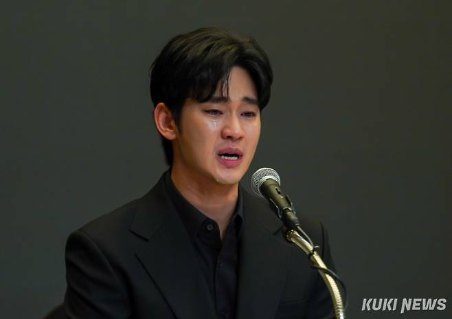 배우 김수현이 31일 오후 서울 상암동 스탠포드호텔에서 열린 고(故) 김새론과 관련된 의혹에 대한 기자회견에서 입장을 밝히고 있다. 유희태 기자
