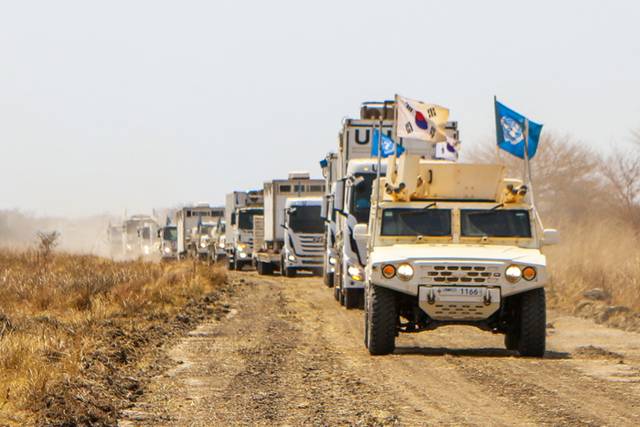 아프리카 동북부 남수단의 평화 및 재건을 위해 파병된 남수단재건지원단(한빛부대) 장병들이 주보급로 보수작전을 위해 출동하고 있다. 합참 제공