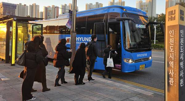 31일 오전 6시50분께 인천 연수구 M6405 광역버스 송도 센트럴파크 정류장에서 시민들이 줄 지어 타고 있다. 장민재기자