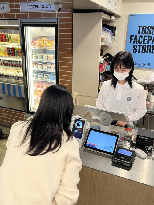 비바리퍼블리카(토스)와 GS25편의점이 얼굴결제 서비스인 ‘페이스페이’를 체험해볼 수 있는 공간을 서울 광진구 성수동에 위치한 ‘도어투성수’에 마련했다. 지난 28일 도어투성수를 방문한 고객이 페이스페이 결제를 체험해보고 있다. <박나은 기자>