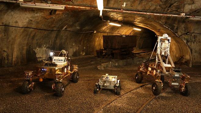 지난 28일 태백 옛 함태광업소 폐갱도 안에서 한국지질자원연구원 달 탐사 로버가 토양을 채취하는 것을 시연하고 있다.  한국지질자원연구원