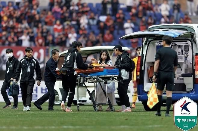 조성권은 3월 22일 포항 스틸러스전 경기 막판 머리를 크게 다쳐 구급차에 실려 나갔다. 사진=한국프로축구연맹