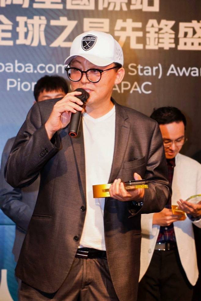 판다코리아닷컴은 알리바바닷컴을 통해 발굴한 상품을 해외 시장에 소개하면서 수출 성과를 높여가고 있다.사진은 '알리바바닷컴 글로벌 스타 공식 강사'로 임명된 황재만 판다코리아닷컴 대표 의 모습. /사진=알리바바닷컴 제공