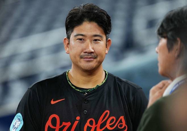 스가노 도모유키가 메이저리그 데뷔전에서 부상으로 강판을 당했다. 사진은 지난 28일(현지시각) 캐나다 온타리오주 로저스 센터에서 열린 볼티모어 오리올스와 토론토 블루제이스의 경기를 앞두고 인터뷰를 진행 중인 스가노 도모유키의 모습. /사진=로이터
