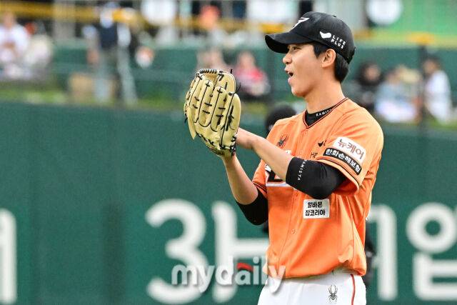 2024년 4월 26일 대전 한화생명이글스파크에서 진행된 '2024 신한 SOL 뱅크 KBO 리그' 두산-한화의 경기. 한화 선발 황준서가 1회초 무사 1루에서 허경민을 병살로 아웃 시킨 뒤 기뻐하고 있다./마이데일리