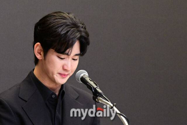 2025년 3월 31일 오후 김수현이 서울 마포구스탠포드 호텔에서 진행된 긴급기자회견에서 이야기를 하고 있다. / 곽경훈 기자