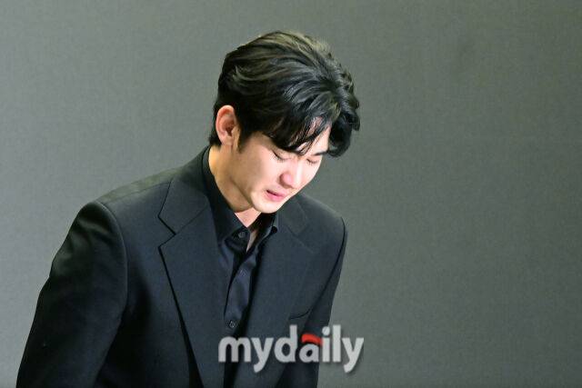 2025년 3월 31일 오후 김수현이 서울 마포구스탠포드 호텔에서 진행된 긴급기자회견에서 고개를 숙이고 있다. / 곽경훈 기자
