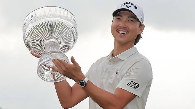우승 트로피를 들고 웃고 있는 호주 교포 이민우. [사진=PGA투어]