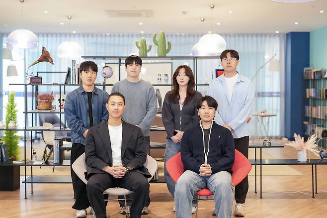 이번 연구를 수행한 UNIST 연구진. 정학순(왼쪽 아랫줄 반시계방향) 박사, 권지민 교수, 이용우 박사, 홍수민 연구원, 구현호 연구원, 이상현 연구원.[UNIST 제공]