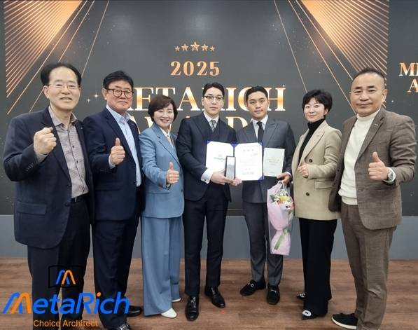 홍지영 (왼쪽에서 세번째) 대표 등이 참석한 가운데, 메타리치 신규 임원 선임식과 어워즈 시상식이 열리고 있다.