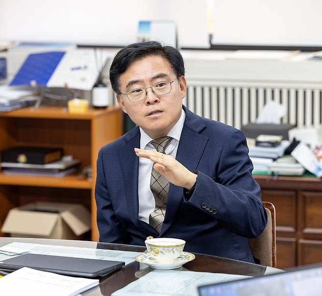 진교훈 서울 강서구청장이 지난 26일 강서구청 집무실에서 헤럴드경제와 인터뷰를 하고 있다.  [강서구 제공]