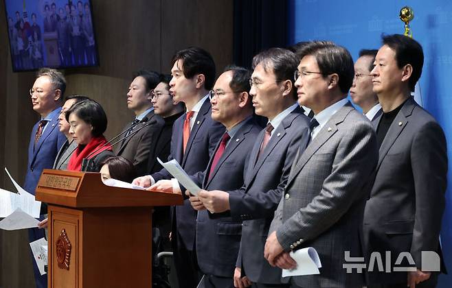 [서울=뉴시스] 권창회 기자 = 국민의힘 박성훈 의원을 비롯한 초선의원들이 30일 오후 서울 여의도 국회 소통관에서 열린 기자회견에서 더불어민주당 초선 의원들의 '줄탄핵' 언급을 비판하는 성명서를 발표하고 있다. 2025.03.30. kch0523@newsis.com