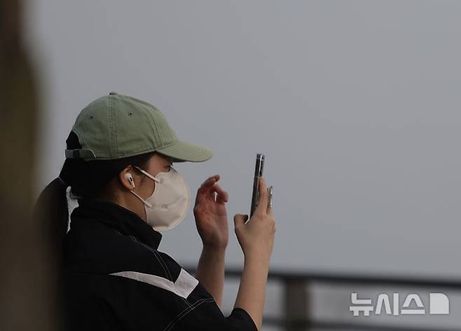 [서울=뉴시스] 김명년 기자 = 서울지역 초미세먼지 농도가 ‘매우 나쁨’ 수준을 보인 25일 오전 서울 중구 남산에서 시민이 마스크를 착용하고 있다. 2025.03.25. kmn@newsis.com