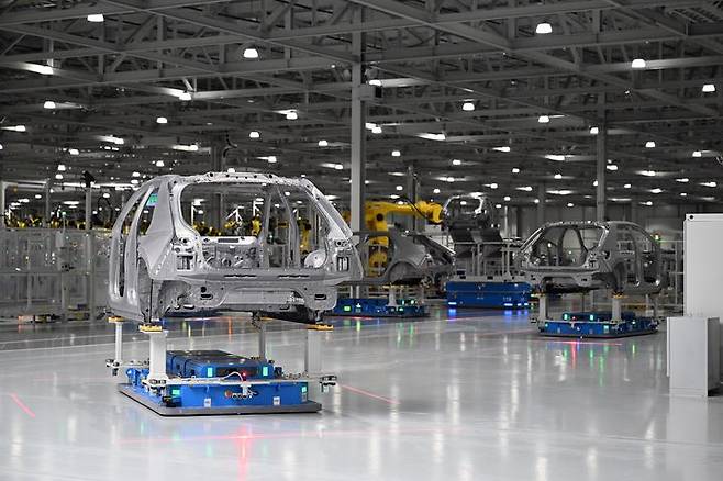 [엘라벨(미 조지아)=뉴시스] 미국 조지아주에 있는 현대차그룹 메타플랜트 아메리카(HMGMA) 차체 공장의 모습. 프레스 부품을 용접해 차량의 뼈대 구조인 차체를 조립하는 공정으로, 로봇이 부품을 운반하고 자동으로 용접하는 자동화 공정이 많았다. (사진=현대차그룹 제공) 2025.03.30 photo@newsis.com *재판매 및 DB 금지