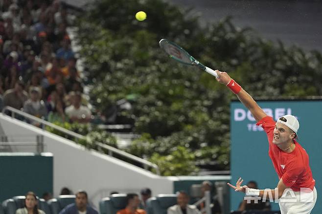 [마이애미가든=AP/뉴시스] 야쿱 멘식(54위·체코)이 30일(현지 시간) 미 플로리다주 마이애미가든에서 열린 남자프로테니스(ATP) 마이애미 오픈 단식 결승전에서 노바크 조코비치(5위·세르비아)와 경기하고 있다. 올해 19세인 멘식이 투어 레벨 통산 100승을 노리던 조코비치를 2-0(7-6 7-6)으로 꺾고 정상에 올랐다. 2025.03.31.