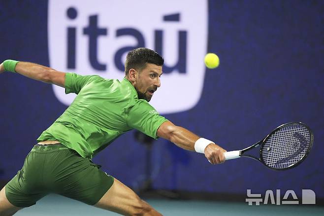 [마이애미가든=AP/뉴시스] 노바크 조코비치(5위·세르비아)가 30일(현지 시간) 미 플로리다주 마이애미가든에서 열린 남자프로테니스(ATP) 마이애미 오픈 단식 결승전에서 야쿱 멘식(54위·체코)과 경기를 하고 있다. 조코비치가 19세 멘식에게 0-2(6-7 6-7)로 완패하고 투어 레벨 통산 100승 기록 달성에 실패했다. 2025.03.31.