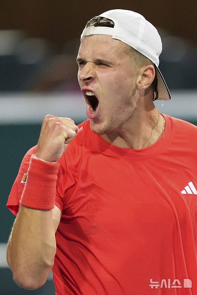[마이애미=AP/뉴시스] 야쿱 멘식(54위·체코)이 30일(현지 시간) 미 플로리다주 마이애미가든에서 열린 남자프로테니스(ATP) 마이애미 오픈 단식 결승 1세트에서 노바크 조코비치(5위·세르비아)를 꺾고 환호하고 있다. 올해 19세인 멘식은 투어 레벨 통산 100승을 노리던 조코비치를 2-0(7-6 7-6)으로 꺾고 정상에 올랐다. 2025.03.31.