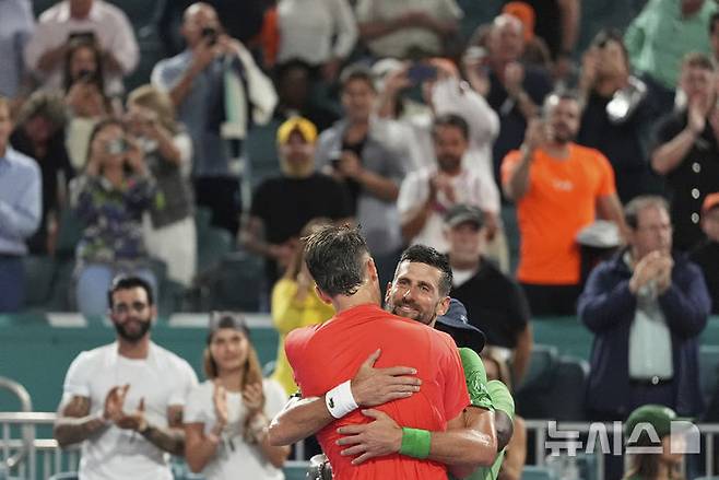 [마이애미=AP/뉴시스] 야쿱 멘식(54위·체코)이 30일(현지 시간) 미 플로리다주 마이애미가든에서 열린 남자프로테니스(ATP) 마이애미 오픈 단식 결승에서 우승한 뒤 노바크 조코비치(5위·세르비아)와 포옹하고 있다. 올해 19세인 멘식은 투어 레벨 통산 100승을 노리던 조코비치를 2-0(7-6 7-6)으로 꺾고 정상에 올랐다. 2025.03.31.