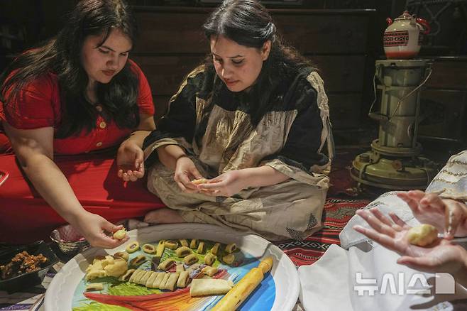 [바스라=AP/뉴시스] 30일(현지 시간) 이라크 바스라에서 한 무슬림 가족이 라마단 성월의 끝을 알리는 이드 알피트르를 맞아 음식을 만들고 있다. 2025.03.31.